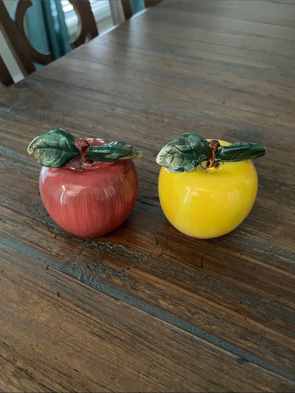 Vintage Oneida Ceramic Apple Salt & Pepper Shakers 3.25”X3”